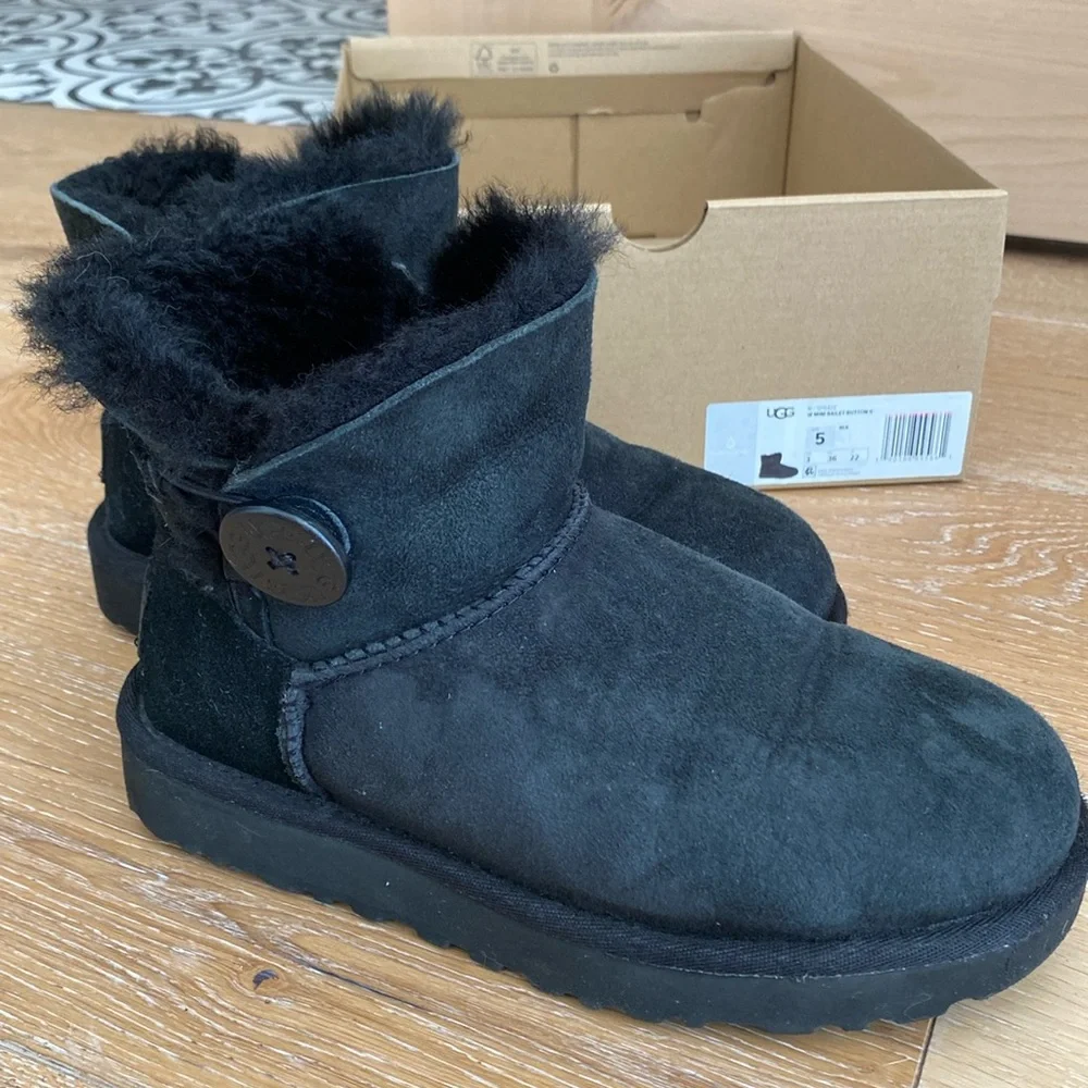 UGGs Womens Mini Bailey Button II (SIZE 5) - Picture 1 of 12